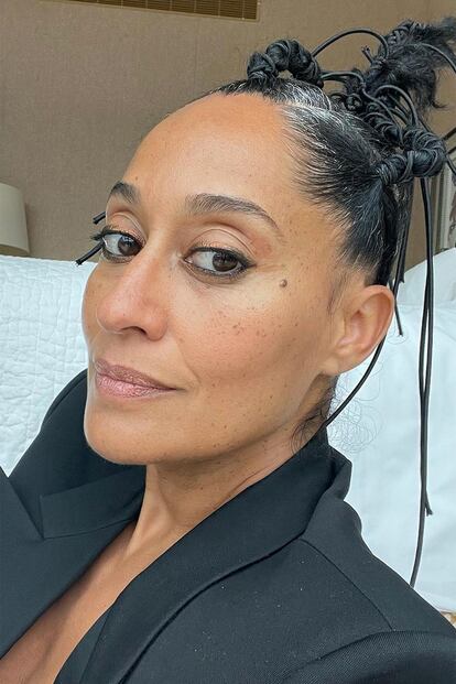 Algunas como Tracee Ellis Ross han dado visibilidad a sus incipientes raíces blancas.