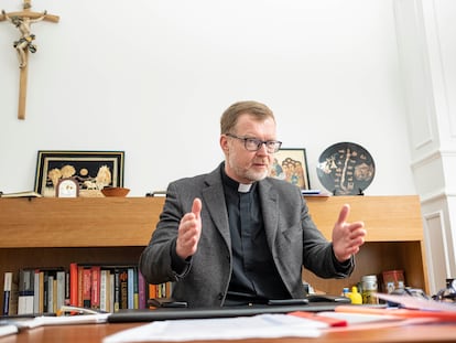 El padre Hans Zollner, durante una entrevista con EL PAÍS en 2022.