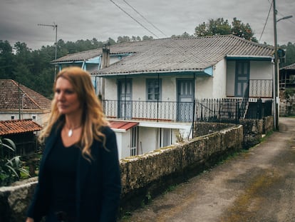 La edil del PSdeG-PSOE en Castrelo de Miño (Ourense) Catalina González, en la aldea de Cobelas, donde denuncia el empadronamiento irregular de 14 personas.