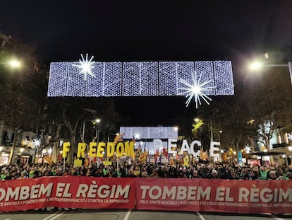 Cabecera de la manifestación convocada por una veintena de entidades independentistas en Barcelona: 'Tumbemos el régimen', reza la pancarta.