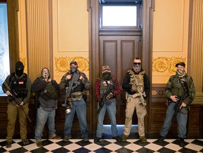 Un grupo de hombres armados, junto a la oficina de la gobernadora, este jueves en Lansing, Michigan (EE UU).