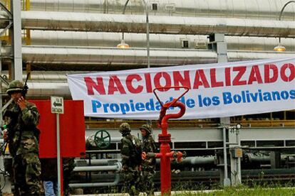 Varios soldados hacen guardia frente a una gasolinera de la empresa estatal YPFB el miércoles en La Paz.