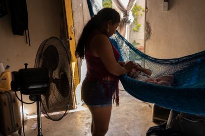 Erika, su hija Yelena de 3 meses viven en el centro en un predio irregular en Tulum, Quintana Roo.