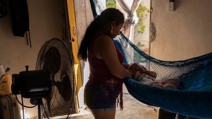 Erika, su hija Yelena de 3 meses viven en el centro en un predio irregular en Tulum, Quintana Roo.