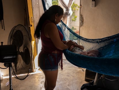 Erika, su hija Yelena de 3 meses viven en el centro en un predio irregular en Tulum, Quintana Roo.
