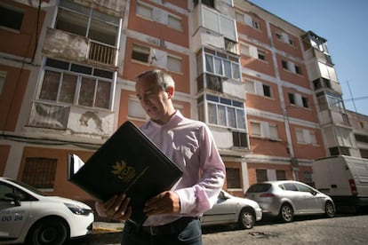 Francisco Jos&eacute; S&aacute;nchez, participante del proyecto, junto al edificio que se va a rehabilitar en la calle Doctor Mara&ntilde;&oacute;n.