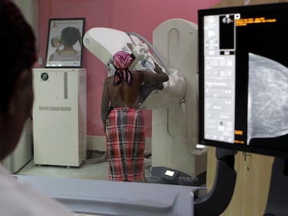 Una paciente del Hospital Nacional Kenyatta en Nairobi (Kenia) se somete a una mamografía.