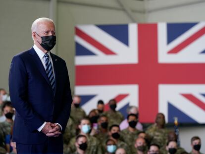 Joe Biden se dirige a las fuerzas estadounidenses estacionadas en la Base Aérea de Mildenhall, en Suffolk (Reino Unido), este miércoles.