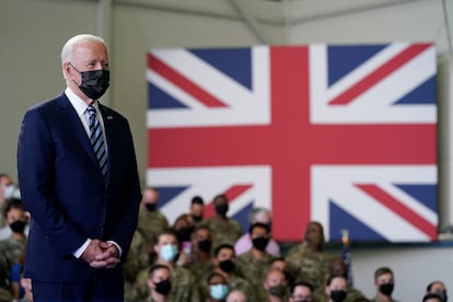 Joe Biden se dirige a las fuerzas estadounidenses estacionadas en la Base Aérea de Mildenhall, en Suffolk (Reino Unido), este miércoles.