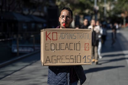 Un docente durante una protesta de profesores en Sant Adrià de Besòs (Barcelona) para denunciar el incremento de agresiones físicas y verbales a los docentes.