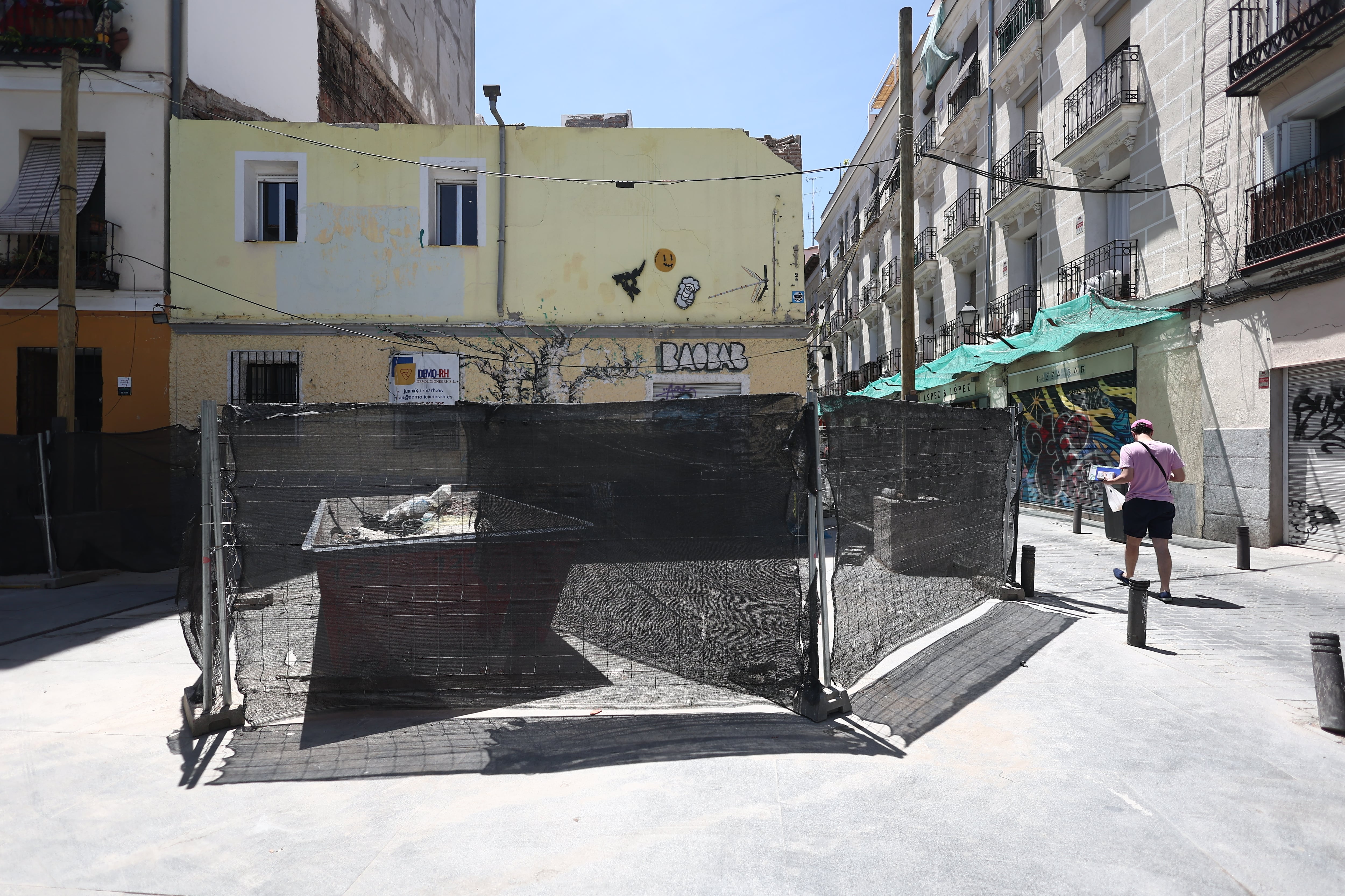 Las obras en el edificio del restaurante Baobab en Lavapiés continúan desde hace días a pesar de que la justicia paralizó el derribo