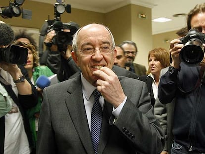 Miguel Ángel Fernández Ordóñez, momentos antes de iniciar su comparecencia en el Congreso.