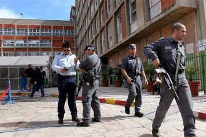 Policías antidisturbios israelíes custodian el hospital donde se encuentra ingresado Sharon.