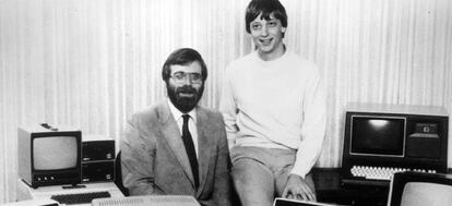 Paul Allen (izquierda) y Bill Gates, los fundadores de Microsoft, entre ordenadores en 1981.