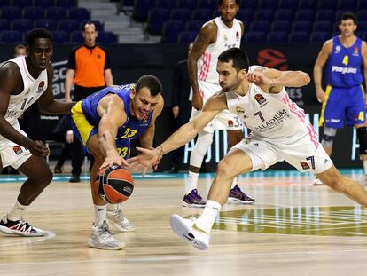 Campazzo roba el balón a Zizic