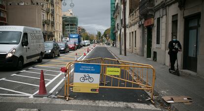 La calle Aragó ha perdido un carril de circulación para vehículos con la creación de un carril bici.