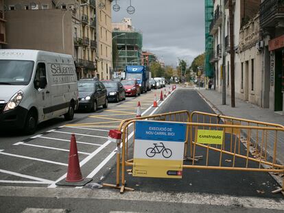 La calle Aragó ha perdido un carril de circulación para vehículos con la creación de un carril bici.