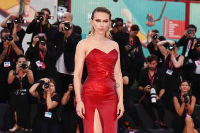 La actriz Scarlett Johansson camina por la alfombra roja en el 76° Festival de Cine de Venecia.