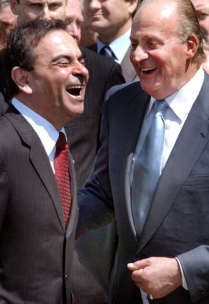 El rey Juan Carlos, junto a Carlos Ghosn (izquierda), en Barcelona.