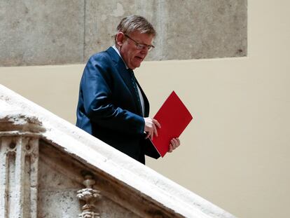 El president de la Generalitat, Ximo Puig, a su llegada a la rueda de prensa en el Palau de la Generalitat, este miércoles.