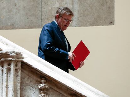 El president de la Generalitat, Ximo Puig, a su llegada a la rueda de prensa en el Palau de la Generalitat, este miércoles.