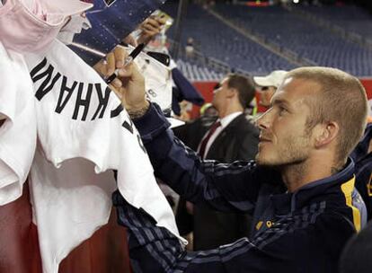 David Beckham firma un autógrafo a un aficionado