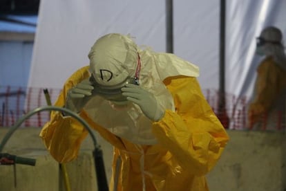 Douglas Lyon con el traje de protecci&oacute;n en el centro de pacientes de Bo, Sierra Leona.