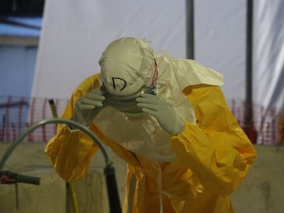 Douglas Lyon con el traje de protecci&oacute;n en el centro de pacientes de Bo, Sierra Leona.