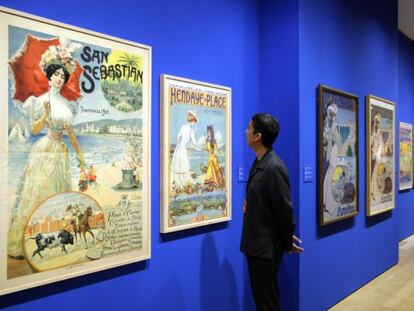 Carteles sobre las playas de San Sebastián y Hendaya en el Museo Bellas Artes de Bilbao.