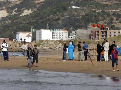 Playa marroquí de Saidia, lindando con Argelia. Al fondo, una garita del ejército argelino y los primeros edificios de Marsa Ben Mhidi, con banderas argelinas.