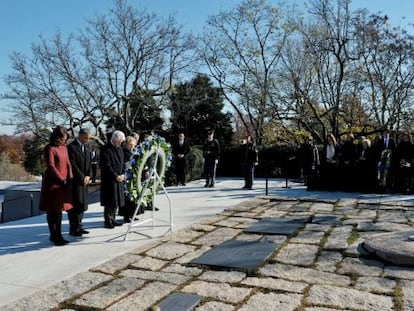 A família de Obama e os Clinton diante do túmulo de John F. Kennedy.