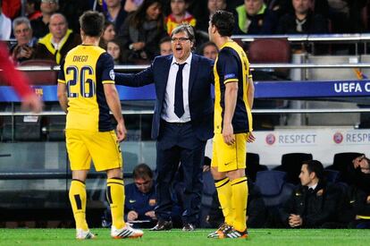 El tata Martino en la banda del Nou Camp