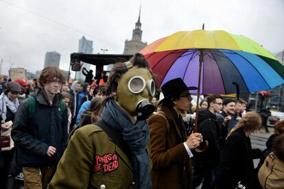 Un joven ataviado con máscara antigás participa en una marcha en el centro de Varsovia (Polonia).