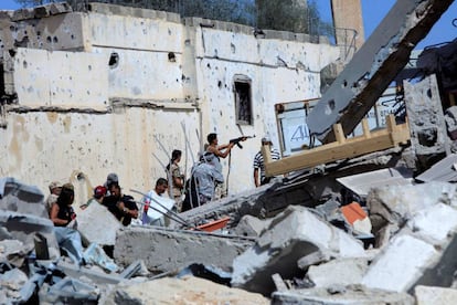 Combatientes de las fuerzas libias en la ciudad de Sirte, en LIbia.