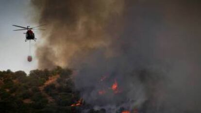 Un helicóptero, sobre el incendio que afectó a Toledo y la Comunidad de Madrid.