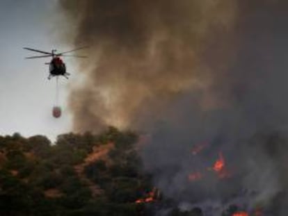 Un helicóptero, sobre el incendio que afectó a Toledo y la Comunidad de Madrid.