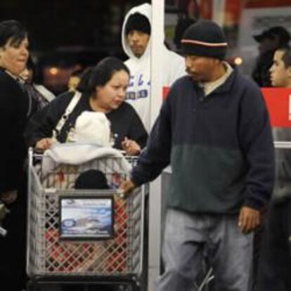 Consumidores de EE UU en las tiendas en el primer día de las rebajas navideñas