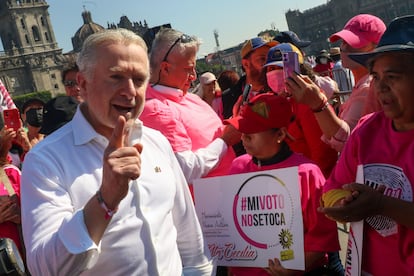 Santiago Creel, presidente de la Cámara de Diputados, durante el mitin en defensa del INE, en el Zócalo.