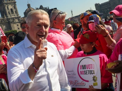 Santiago Creel, presidente de la Cámara de Diputados, durante el mitin en defensa del INE, en el Zócalo.