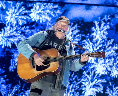 Neil Young actuando en el festival Farm Aid, en Noblesville, Indiana, el 23 de septiembre de 2023.