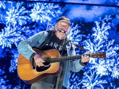 Neil Young actuando en el festival Farm Aid, en Noblesville, Indiana, el 23 de septiembre de 2023.