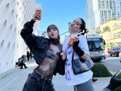 Una imagen de Lisa y Rosalía publicada en la cuenta de Instagram de la cantante tailandesa.