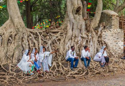 Hombres y mujeres vestidos de blanco para la celebración del timkat en Gondar (Etiopía).