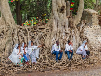 Hombres y mujeres vestidos de blanco para la celebración del timkat en Gondar (Etiopía).