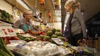 Puesto de fruta en un mercado de Madrid.