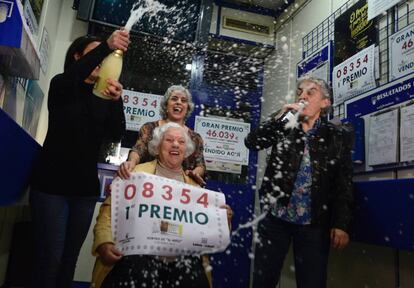 Celebración en la administración número 3 de Torrent (Valencia), donde se ha vendido íntegramente el primer premio de la Lotería del Niño, correspondiente al número 08654.