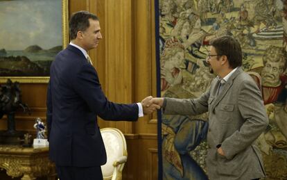 El rey Felipe VI recibe, en el Palacio de la Zarzuela, al portavoz de En Comú Podem, Xavier Domenèch, el 21 de enero de 2016.