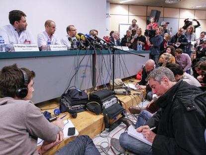 Jornalistas acompanham último boletim médico sobre estado de saúde de Schumacher em Grenoble (França).