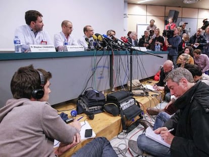 Jornalistas acompanham último boletim médico sobre estado de saúde de Schumacher em Grenoble (França).