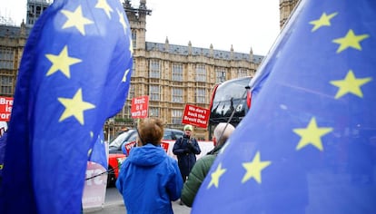 Manifestantes contrarios a la salida de Reino Unido de la UE, este miércoles frente al Parlamento británico.